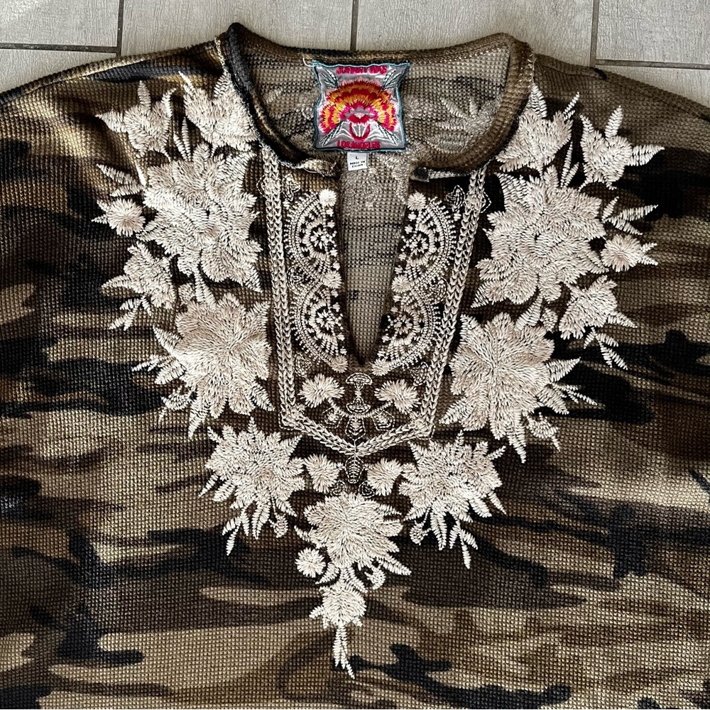 Johnny Was Christina Cotton Camouflage Floral Embroidered Raw Hem Top Size Large - Picture 3 of 13